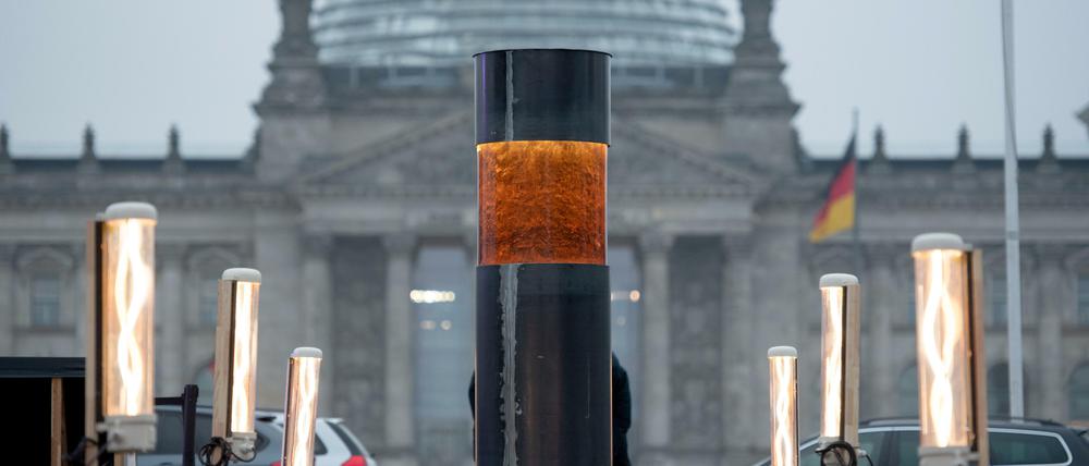 Soll Asche von Holocaust-Opfern enthalten. Die „Gedenksäule gegen den Verrat an der Demokratie“ vor dem Reichtagsgebäude.