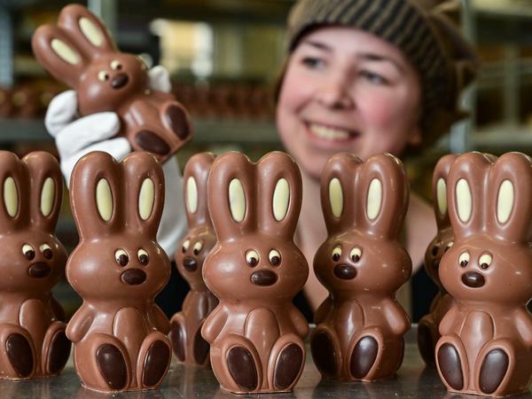 Ohne Kakao aus Afrika, keine Osterhasen. Diese werden in Hornow von Angelina Piosik, Mitarbeiterin der Confiserie Felicitas hergestellt. 