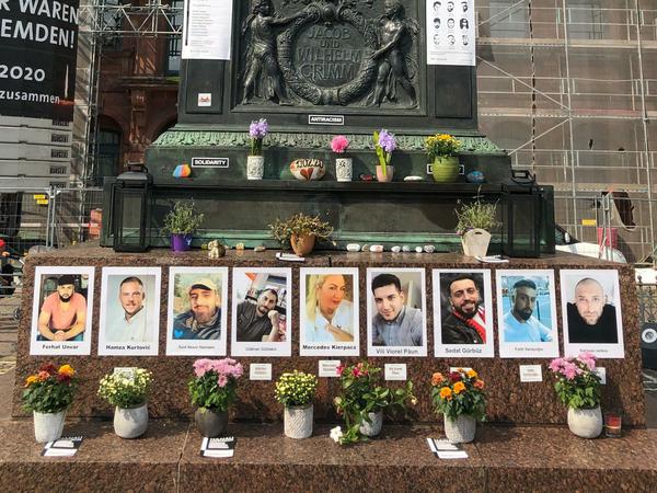 Auf dem Hanauer Marktplatz wird an die Opfer des rassistisch motivierten Anschlags vom 19. Februar erinnert. 