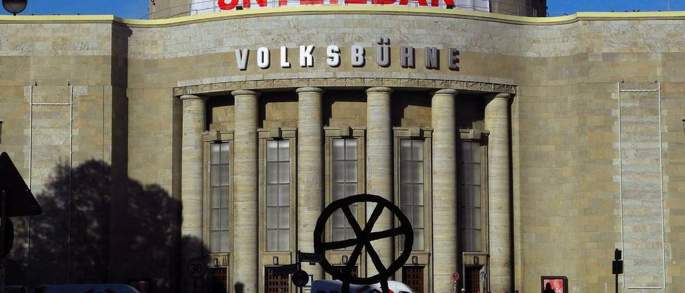 Seit dem 24.09.2018 steht das restaurierte Räuberrad wieder auf dem Rasen vor der Volksbühne.