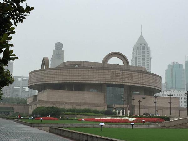 Dass Shanghai Museum erinnert in seiner Architektur an ein altchinesisches Kultgefäß.