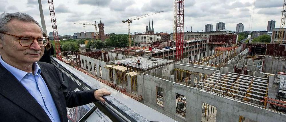 Bauaufsicht. Der italienische Architekt Franco Stella schaut am 7. Mai von der Humboldt-Box auf die Schloss-Baustelle im historischen Zentrum Berlins. 