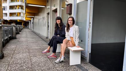 Melissa Canbaz und Mihaela Chiriac vor ihrem Künstler-Projektraum Stations in Berlin-Kreuzberg.