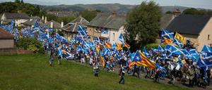 Marsch für die Unabhängigkeit Schottlands in Stirling am 23. Juni 2018 zum Schlachtfeld von Bannockburn, wo 1314 ein schottisches Heer unter Robert the Bruce die Engländer besiegte. Katalanische und flämische Fahnen zeigen die europäische Dimension.
