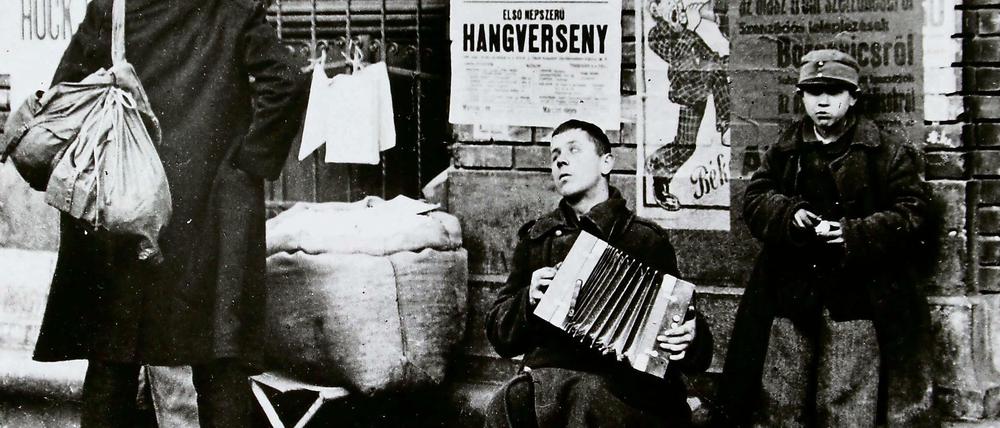 Budapest um 1918: Straßenbettler mit Ziehharmonika