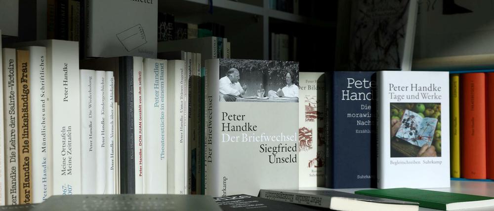 Bücher von Peter Handke, die bei Suhrkamp erschienen sind.