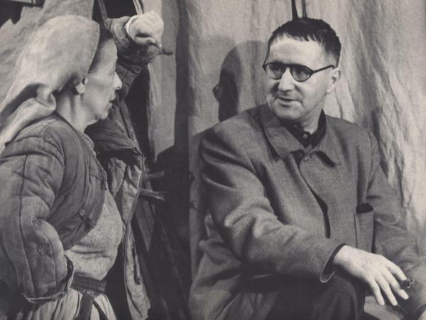 Helene Weigel als Mutter Courage und Bertolt Brecht.
