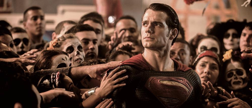 Der Superhero von Mexiko. Henry Cavill macht als Superman in einer Filmszene Station in Mittelamerika.