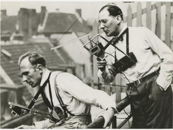 Die Radio-Sportreporter Bernhard Ernst (l.) und Franz Peter Brücker, Köln 1929. 