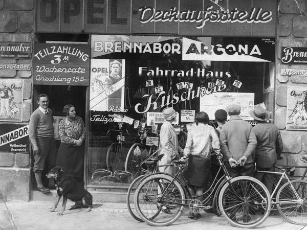 Aus der Sammlung "1000x Berlin" des Stadtmuseums: Fahrradladen "Kuschkow" am Hermannplatz, 1926.