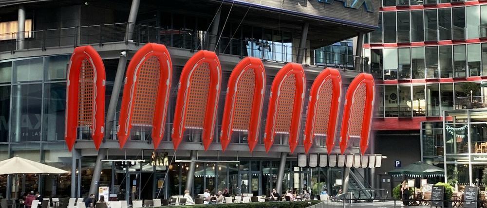 Ein Entwurf der Kunstinstallation von Ai Weiwei an der Fassade des ehemaligen Cinestar-Kinos.