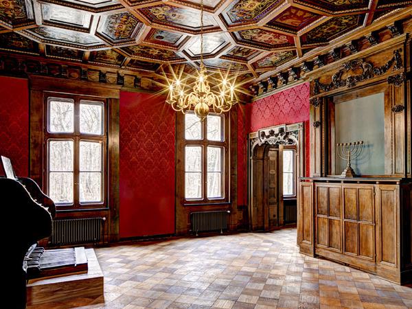 Im Herrenzimmer der Hannoverschen Villa Seligmann treten zwei Damen auf.