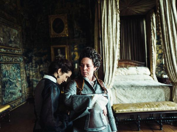 Rachel Weisz als Lady Sarah (links) und Olivia Colman als Queen Anne