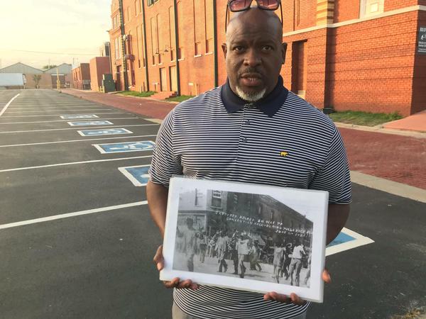 Egunwale Amusan glaubt nicht daran, dass es der Stadt um eine echte Aufarbeitung des Massakers geht. Er führt jede Woche Gruppen durch das Viertel Greenwood von Tulsa, wo vor 100 Jahren ein fürchterliches Massaker an der schwarzen Bevölkerung verübt wurde.