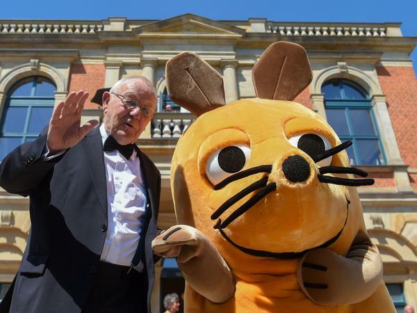 Auch die Maus ist in Bayreuth unterwegs. Mit ihrem Erfinder Armin Maiwald posiert sie vor dem Festspielhaus.