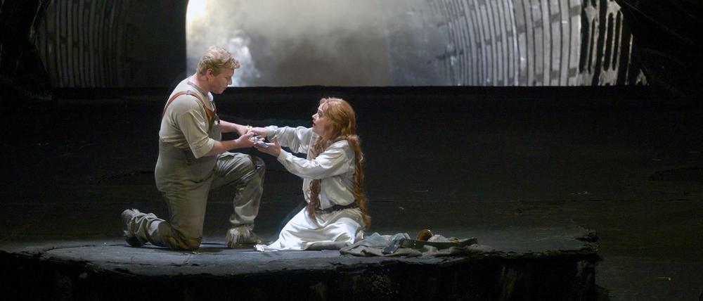 Zu neuen Taten, teurer Helde! Szene aus der "Götterdämmerung" mit Evelyn Herlitzius als Brünhilde und Stefan Vinke als Siegfried.