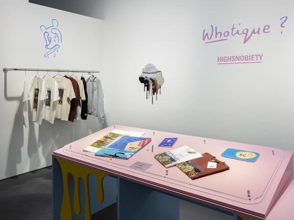 In der „Whotique“ können Besucher:innen der Galerie Esther Schipper Merchandise mit Who-Motiv kaufen.