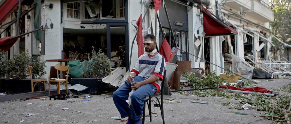 Ein Restaurantbetreiber vor seinem zerstörten Lokal in Beiruts Trendviertel Mar Mikhael