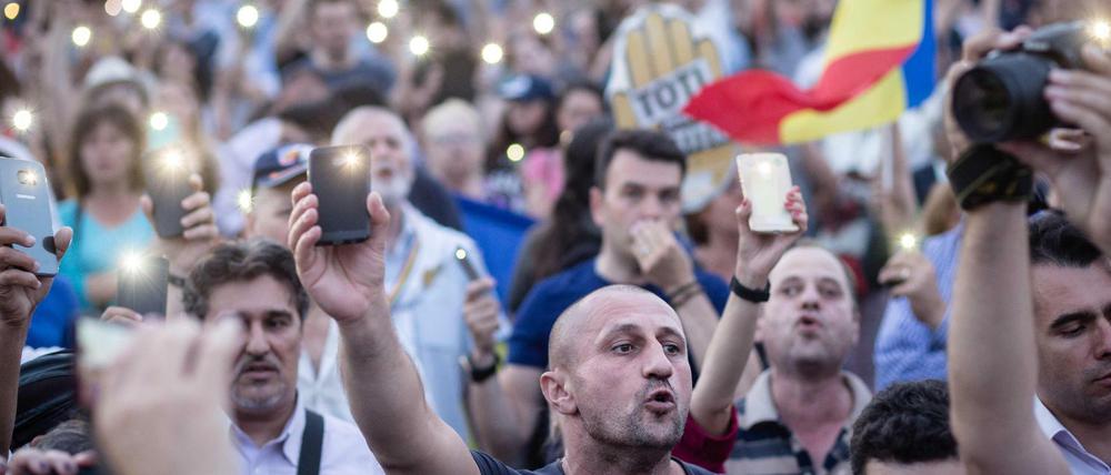 Tausende Rumänen und Rumäninnen feiern in Bukarest die Verurteilung des Politikers Liviu Dragnea wegen Korruption.