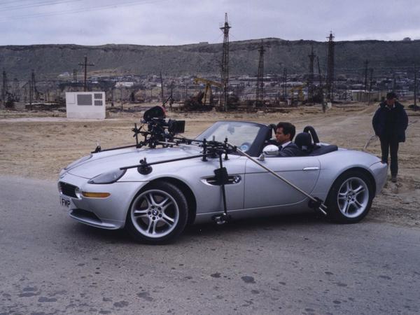Bei den Dreharbeiten zu "James Bond 007 - Die Welt ist nicht genug" durfte Pierce Brosnan als James Bond einen BMW Z8 fahren.