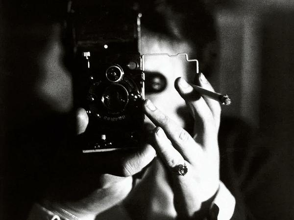Germaine Krull: Selbsporträt mit Icarette, um 1928. Die Kamera für mittelformatige Rollfilme wurde in Dresden gefertigt.
