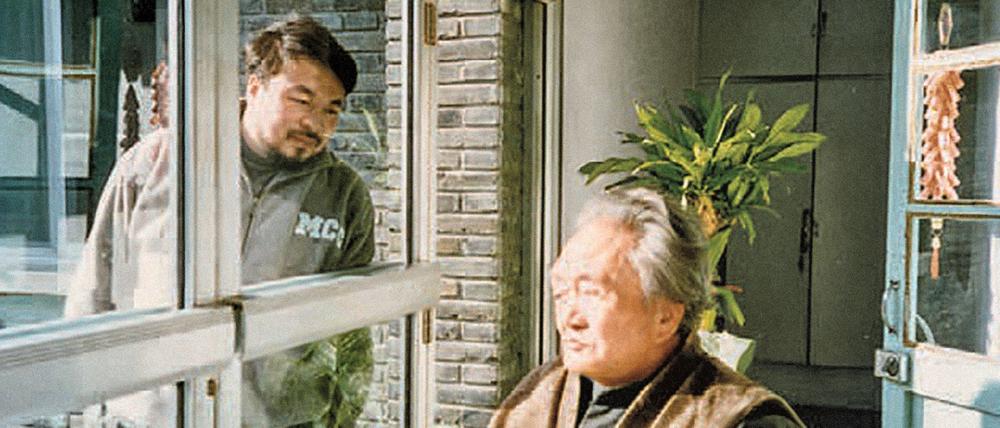 Vater und Sohn. Ai Weiwei (links) und Ai Qing 1995 in ihrem Haus in Dongsi Shisantiao, Peking 1995.