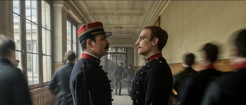 Der antisemitische Oberstleutnant Picquart (Jean Dujardin, links) war der militärische Ausbilder des Angeklagten Alfred Dreyfus (Louis Garrel).  