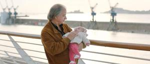 Zwei Generationen: Großvater Daniel (Gérard Meylan) und die kleine Gloria vor der Hafenkulisse von Marseille.