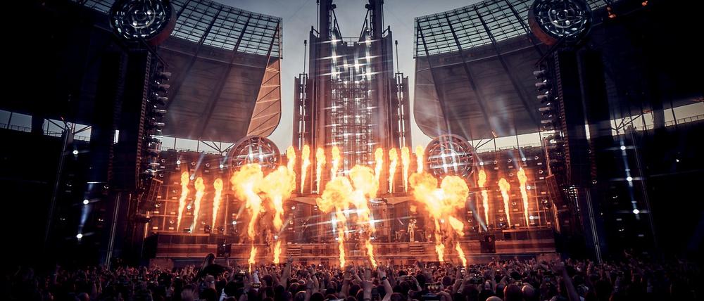 Feuerzauber: Die Bühne des Olympiastadions am Sonnabendabend beim Rammstein-Konzert.