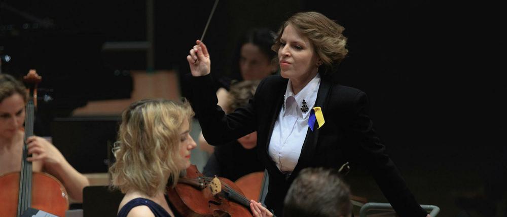 Die 27-jährige Dirigentin Margaryta Hrynyvetska leitete das Konzert.