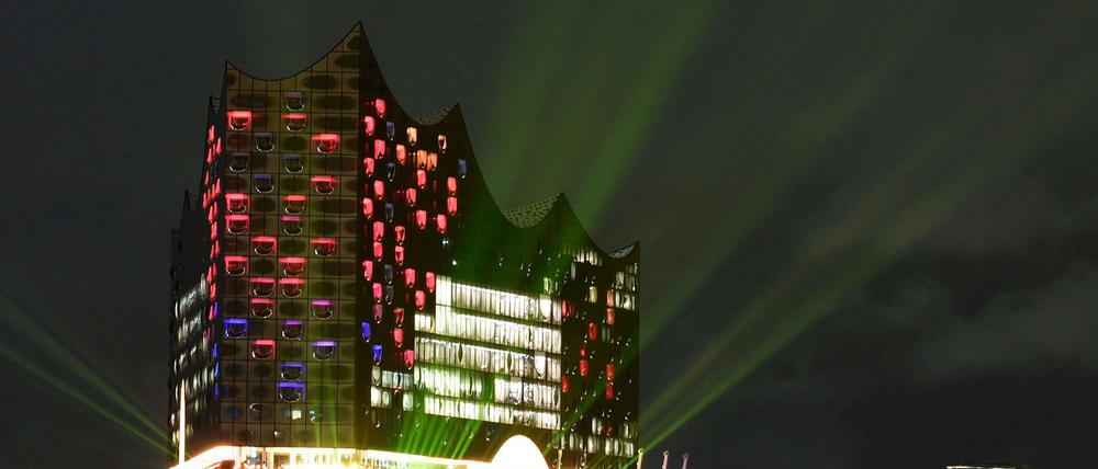 Spektakuläre Lightshow: Die Musik im Inneren der Elbphilharmonie wird per Algorithmus in Lichtspiele auf der Fassade umgesetzt.