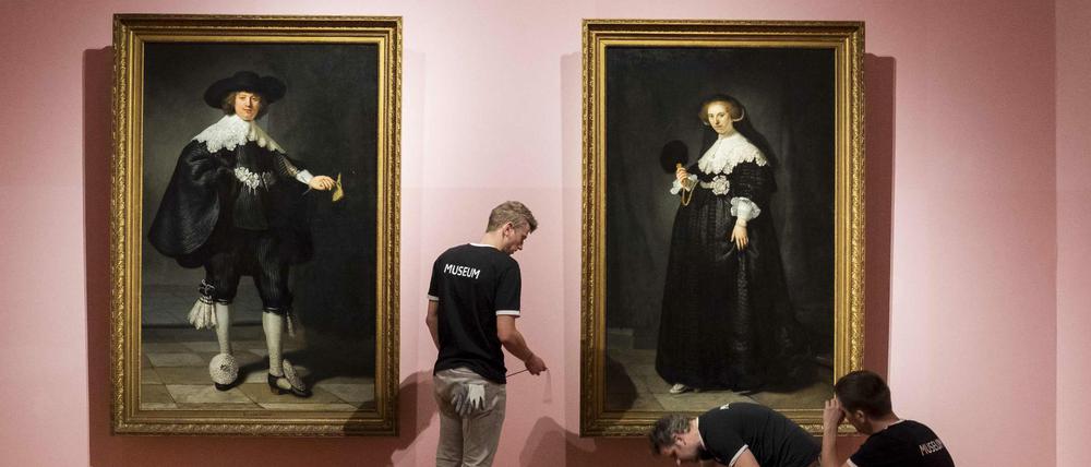 Mitarbeiter des Rijksmuseum in Amsterdam führen letzte Arbeiten durch, bevor die Besucher Rembrandts Gemälde zu sehen bekommen.