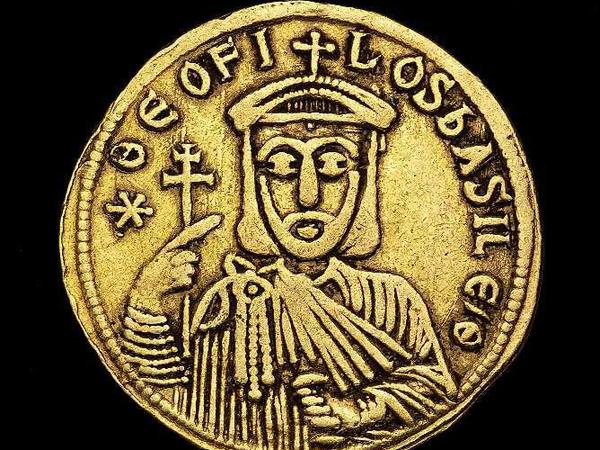 Aus Theodosius' Welt: Byzantinische Goldmünze, geschlagen unter Kaiser Theophilos 829-842 nach Christus. 