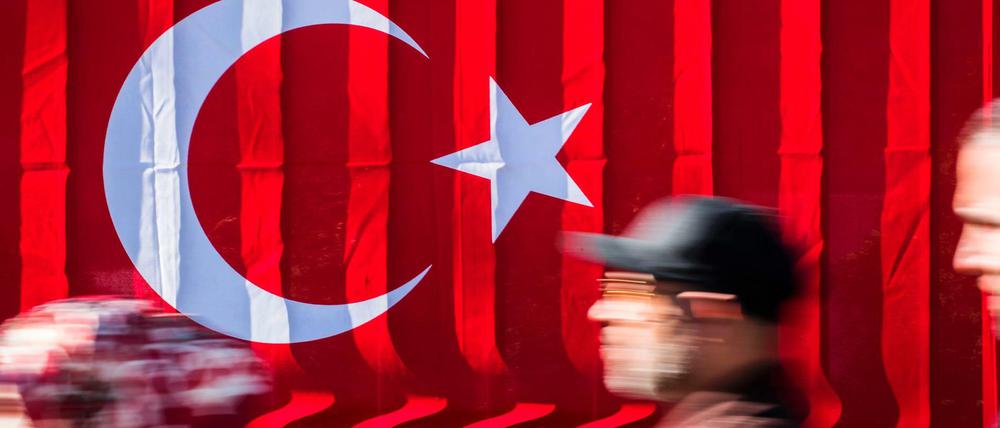 Unter türkischer Flagge läuft seit 1977 der Türkischunterricht in vielen Bundesländern.