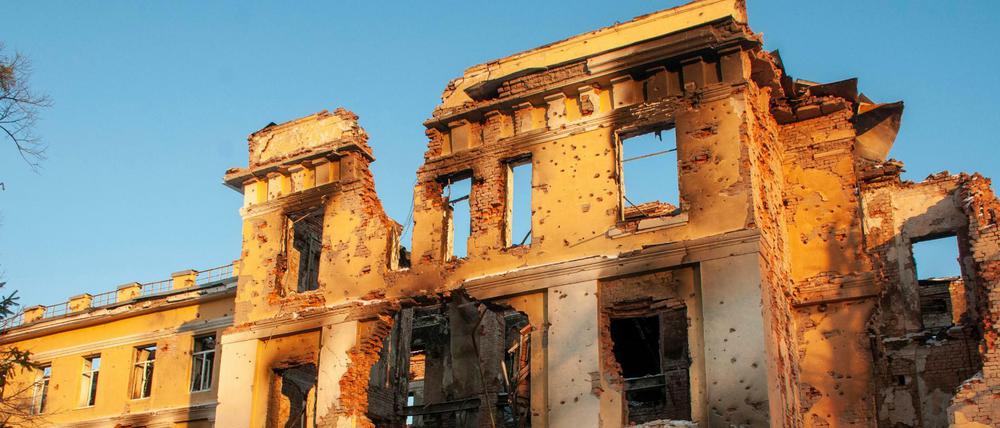 Blick auf die Fassade eines durch Beschuss beschädigten Gebäudes in Charkiw in der Ukraine.