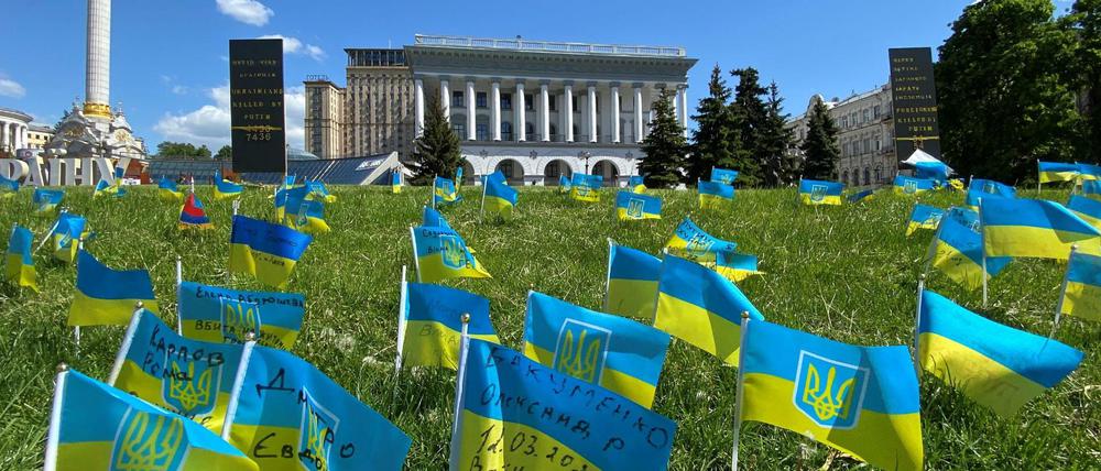 Die Fahnen auf dem Maidan erinnern an die Opfer des russischen Angriffskriegs gegen die Ukraine.