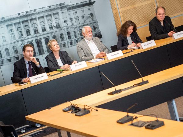 Die Mitglieder des Untersuchungsausschusses, (v.l.n.r.) Matthias Brauner (CDU), Sabine Bangert (Grüne), Wolfgang Brauer (Die Linke), Ülker Radziwill (SPD) und Wolfram Prieß (Piraten)
