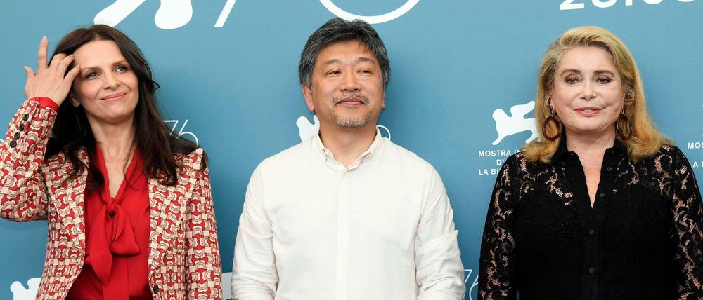 Juliette Binoche, Regisseur Hirokazu Koreeda, und Catherine Deneuve bei der Pressekonferenz für den Film "La vérité" bei denFilmfestspielen Venedig.