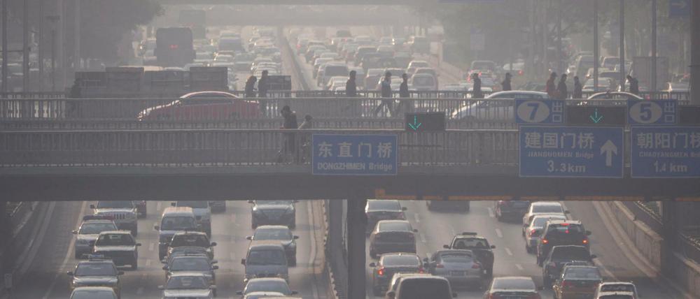 „Problem der Klimaverleugnung“: Smog trübt die Sicht über einer sechsspurigen Straße in Peking. 