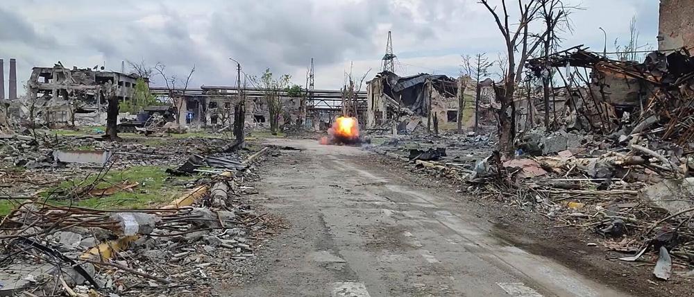 Spur der Zerstörung. Blick auf das Stahlwerk von Mariupol. 