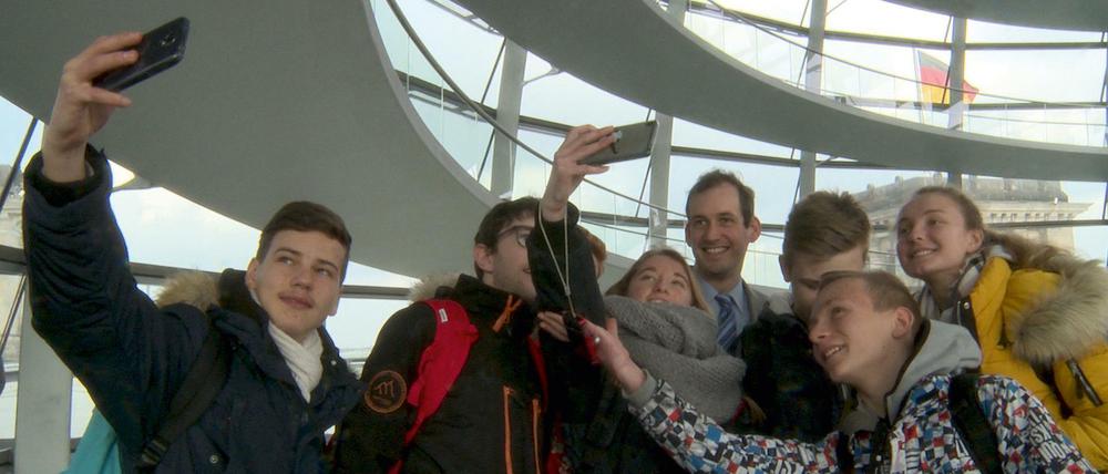 Selfie mit dem AfD-Abgeordnetem Norbert Kleinwächter. Jugendliche Besucher im Bundestag. 