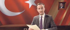 Vor türkischer Flagge: Jan Böhmermann trägt seine "Schmähkritik" vor - im präsidialen Stil. 