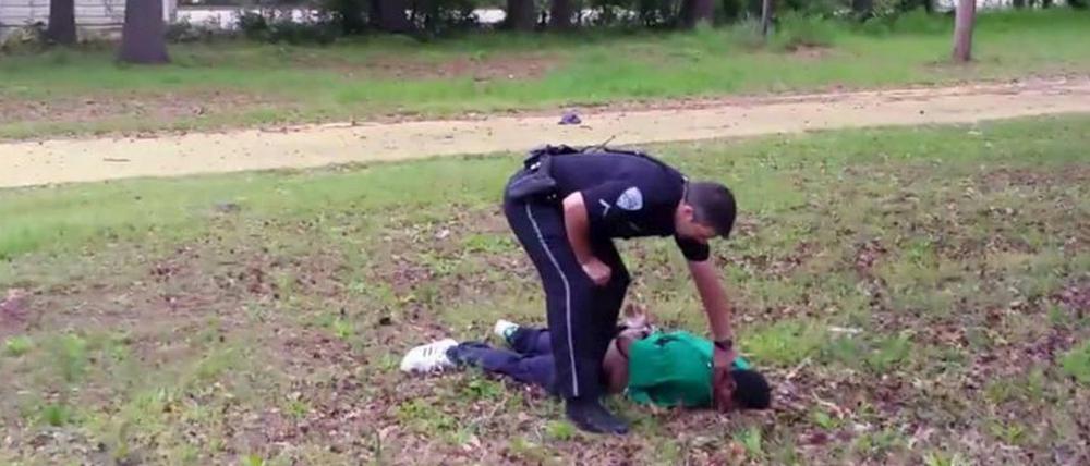 Handyfilm als Beweis. Ein Polizist in South Carolina legt auf Walter Scott an, schießt ihm in den Rücken. Der Beamte ist wegen Mordes angeklagt.