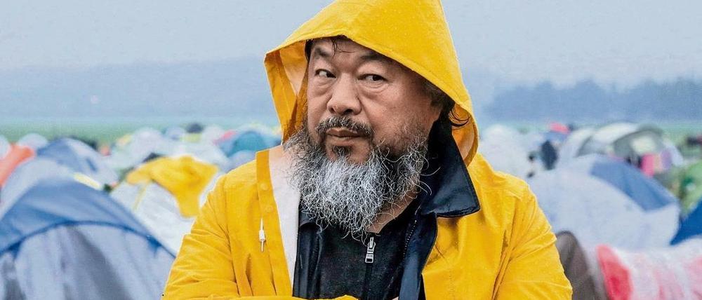 Der chinesische Konzeptkünstler Ai Wei Wei bei einem Besuch in einem Flüchtlingscamp an der griechisch-mazedonischen Grenze.