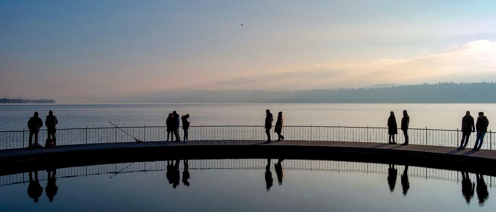 Entspannung ist wichtig - nicht nur zu Weihnachten. Spaziergänger genießen die besinnliche Stimmung am Zürichsee. 