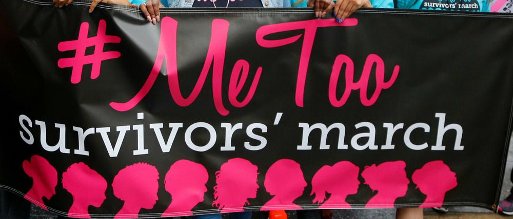 Silhouetten des Protests. Frauen demonstrieren bei einem #MeToo-Marsch in in Los Angeles gegen sexuelle Gewalt und Belästigung.