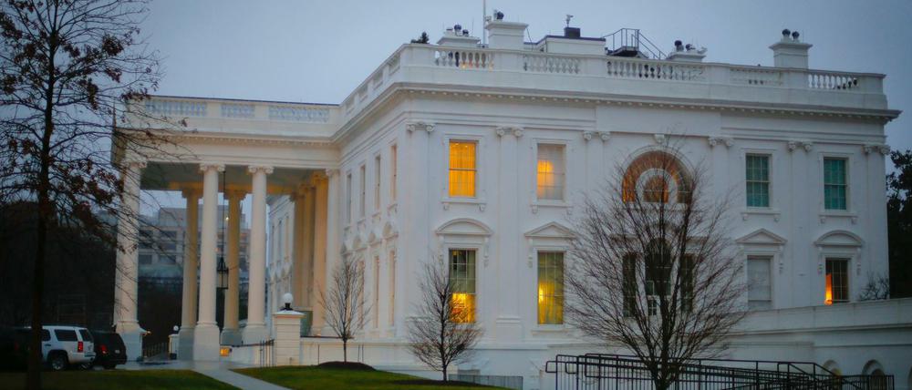 Im Dämmerlicht. Das Weiße Haus in Washington D.C., USA.