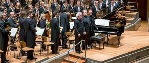 Simon Rattle (links), Yefim Bronfman und Jörg Widmann am 18.12.2014 in der Philharmonie