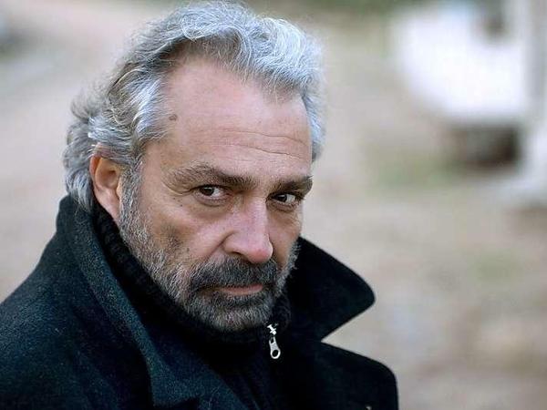 Der Hotelbetreiber und ehemalige Schauspieler Aydin (Haluk Bilginer) in einer Szene des Films "Winterschlaf".