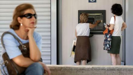 Am Geldautomaten gibt es nur 60 Euro. Da die Zwanziger-Scheine inzwischen Mangelware sind, läuft es meistens auf 50 Euro hinaus. 